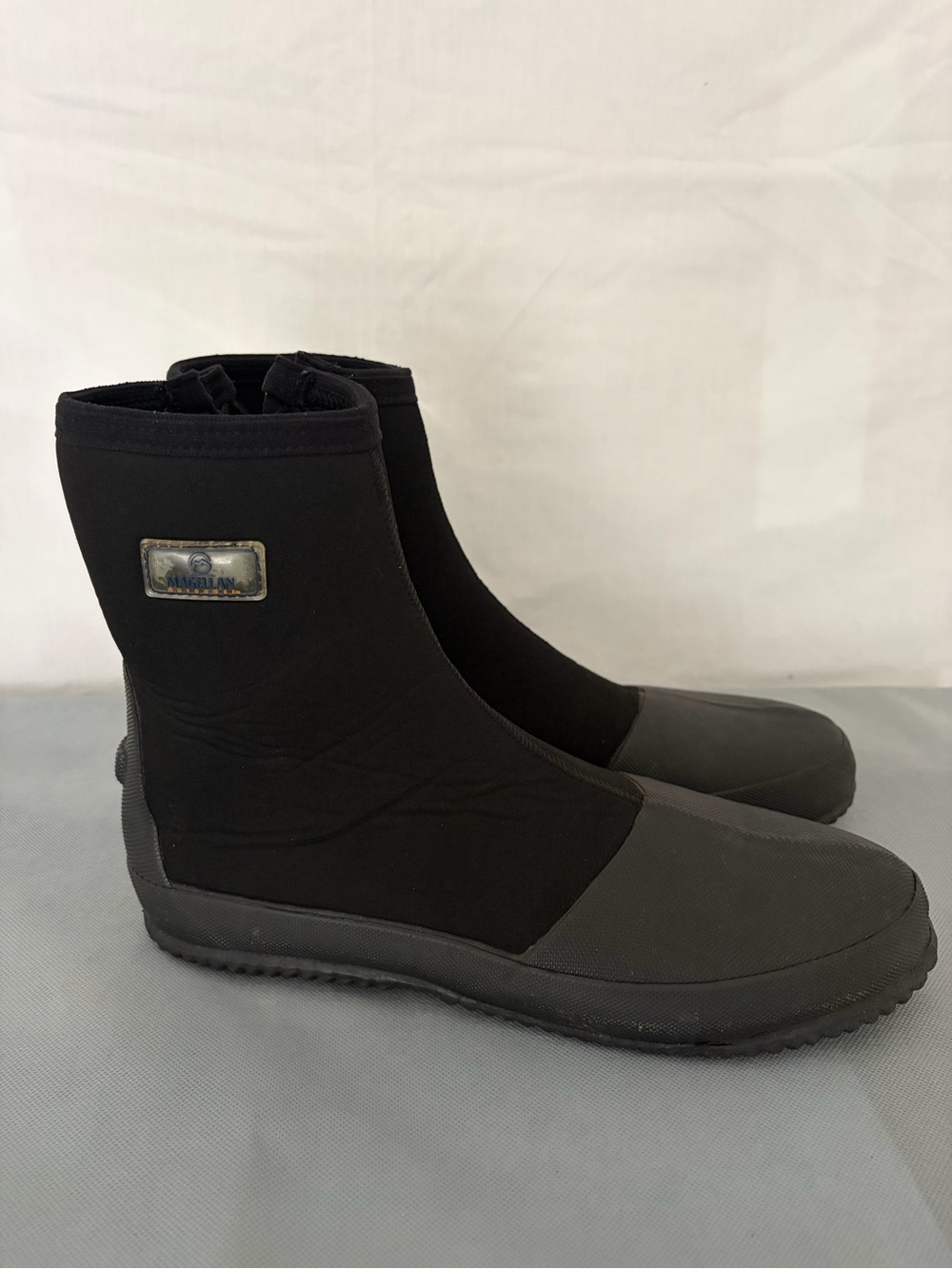 Magellan Outdoors Black Neoprene Boots Zipper Mens 11 (B216)